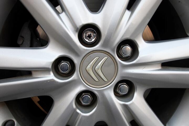 How to remove the locking lug nuts?